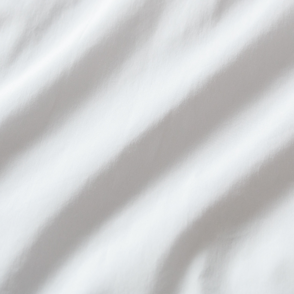 さらりとした触り心地を持つライトタフタ(WHITE)