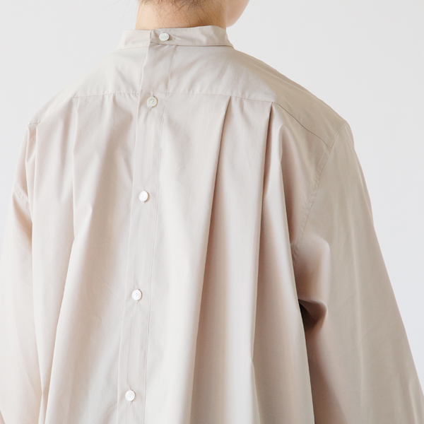 後身頃のタックもポイント(身長163cm・BEIGE)