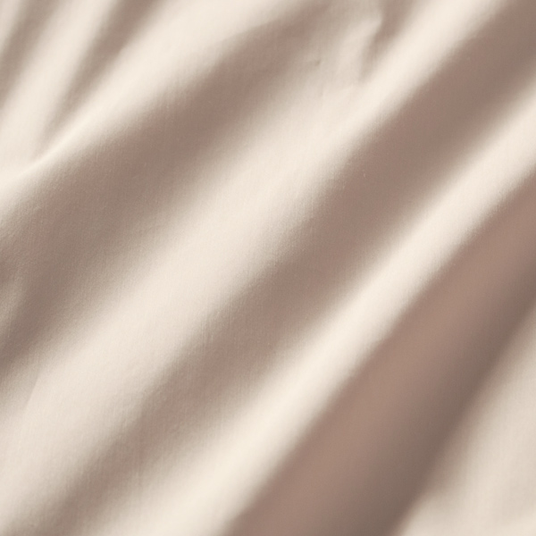 反発するような質感と柔らかさを兼ね備えた生地(BEIGE)