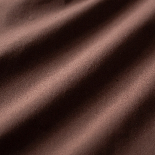 シワになりにくいので気兼ねなく着用できます(BROWN)