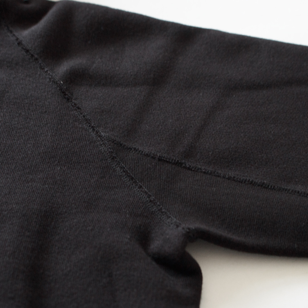 脇部分には別素材のフライスがついていて、動かしやすいのも特徴です