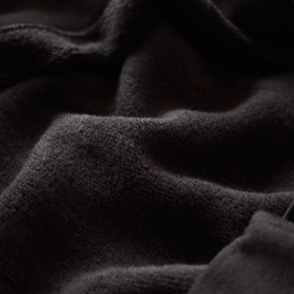甘撚りの糸の先端を起毛させたフリースのような肌触り