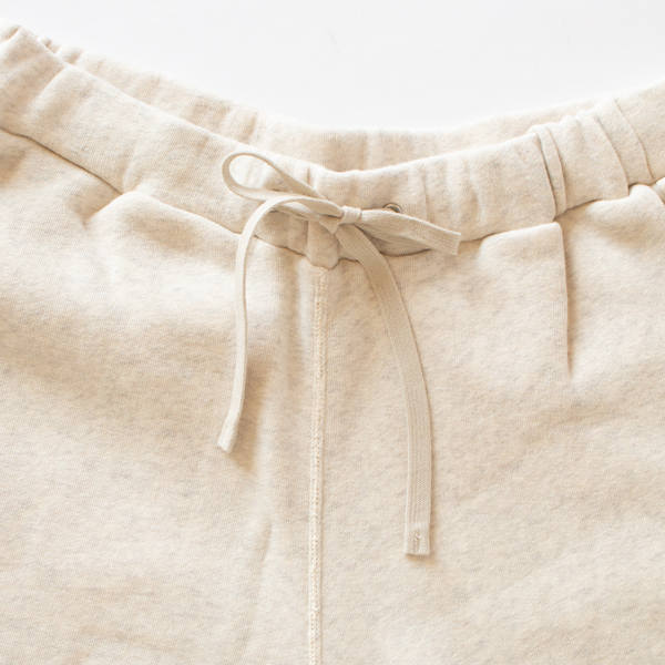 ウエストはゴムと紐で調節可能