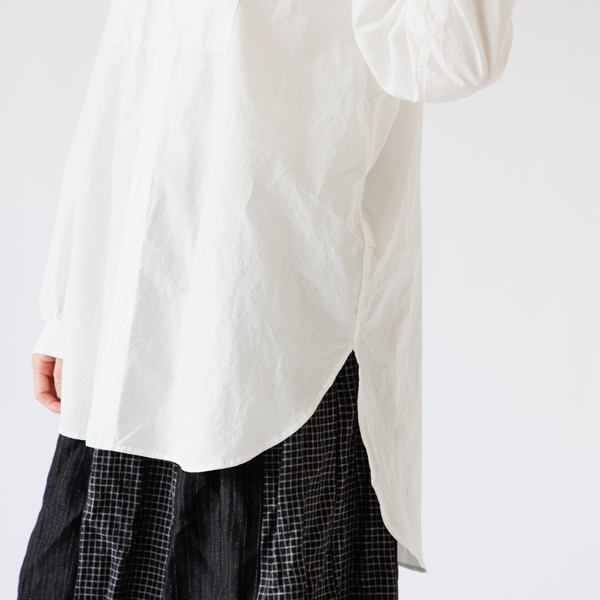 後ろ身頃が長めの燕尾デザイン