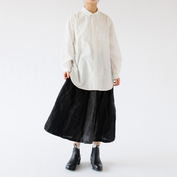 クラシカルなデザイン（身長163cm・OFF WHITE）