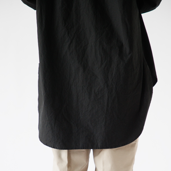 後ろ身頃が長めの燕尾デザイン