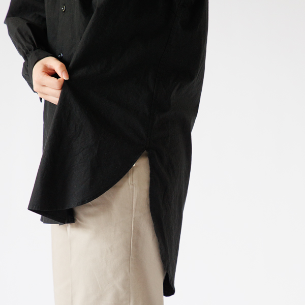 サイドにスリットが入っています