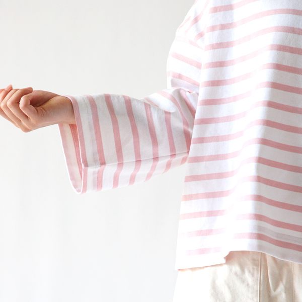 春から初夏は袖は捲り上げてラフに着て