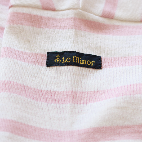 袖にロゴネーム