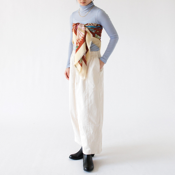 スカーフをシンプルなトップスに巻くだけで華やかに