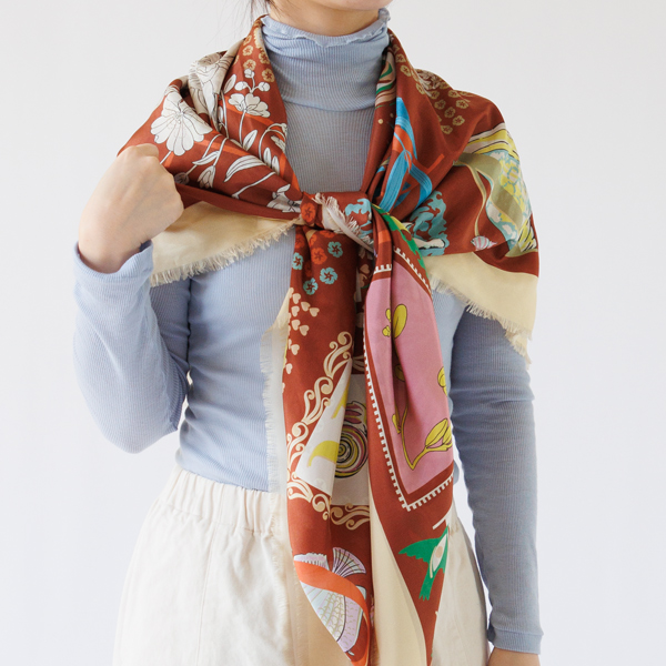 肩からかけて大きな柄を楽しんだり