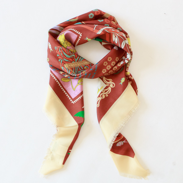 手捺染されたスカーフです