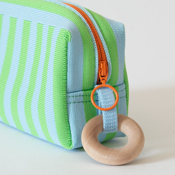 オレンジのファスナーがポイント（GREEN）