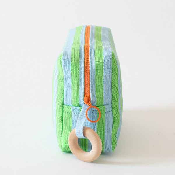 オレンジのファスナーがポイント（GREEN）