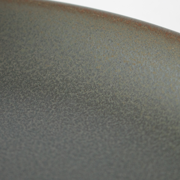 結晶反応が起こりやすい釉薬を積極的に採用し、同じ形でも一点一点の見え方が変わります。 結晶反応が起こりやすい釉薬を積極的に採用し、同じ形でも一点一点の見え方が変わります。