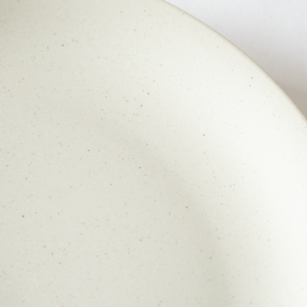 ヤキシメ:釉薬を使わず高温で焼き締めた仕上げで、表面はマット寄り。 ヤキシメ:釉薬を使わず高温で焼き締めた仕上げで、表面はマット寄り。