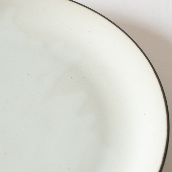 フチサビ:縁に鉄釉を施すことで口縁に濃いラインが出る仕上げ。 フチサビ:縁に鉄釉を施すことで口縁に濃いラインが出る仕上げ。