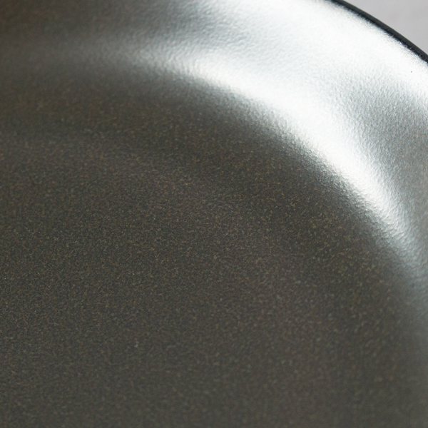 テンモク:鉄分を多く含む黒色の釉薬で、焼成中に結晶成分が反応し、表面に繊細な模様が現れるのが特徴。 テンモク:鉄分を多く含む黒色の釉薬で、焼成中に結晶成分が反応し、表面に繊細な模様が現れるのが特徴。