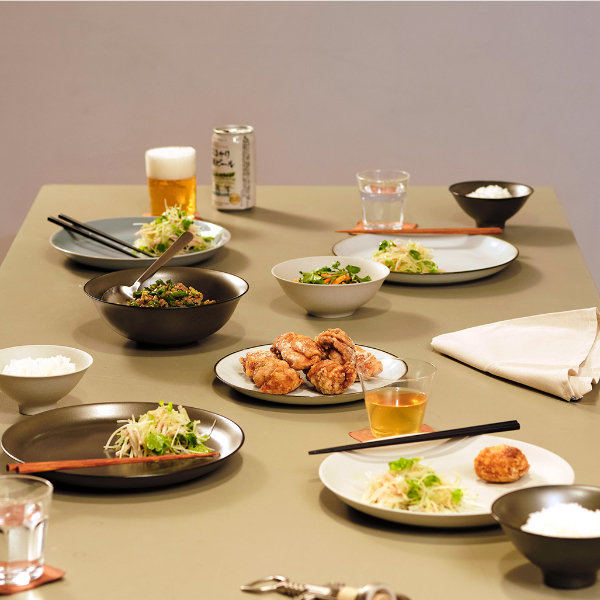 色違いや形違いで揃えれば統一感のある食卓を作れます。 色違いや形違いで揃えれば統一感のある食卓を作れます。