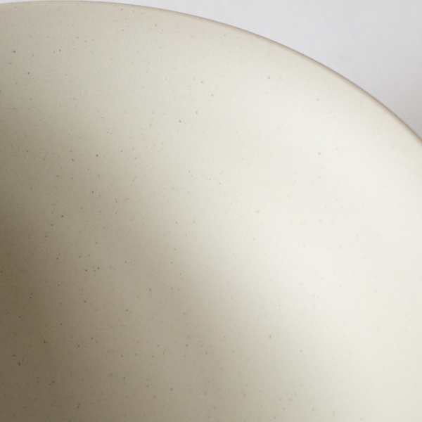 ヤキシメ:釉薬を使わず高温で焼き締めた仕上げで、表面はマット寄り。 ヤキシメ:釉薬を使わず高温で焼き締めた仕上げで、表面はマット寄り。