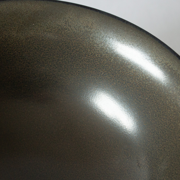 テンモク:鉄分を多く含む黒色の釉薬で、焼成中に結晶成分が反応し、表面に繊細な模様が現れるのが特徴。 テンモク:鉄分を多く含む黒色の釉薬で、焼成中に結晶成分が反応し、表面に繊細な模様が現れるのが特徴。