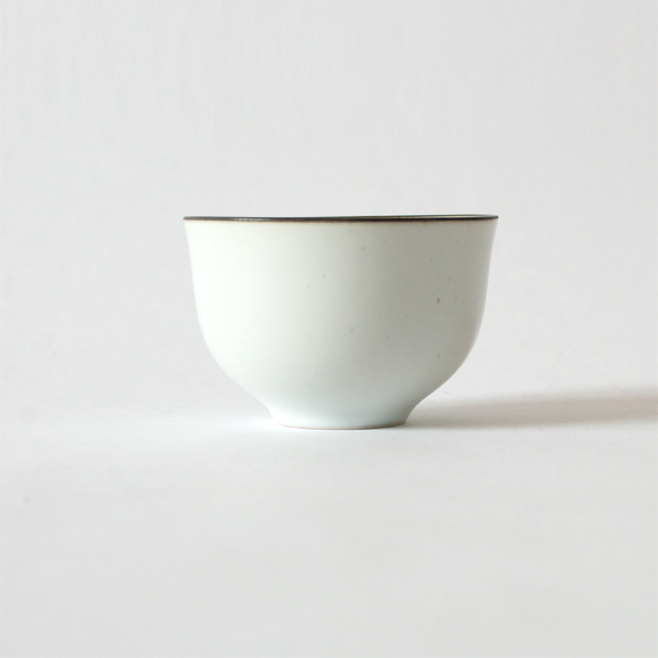 上に向かって少し広がる形。 上に向かって少し広がる形。