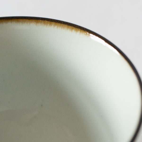 フチサビ:縁に鉄釉を施すことで口縁に濃いラインが出る仕上げ。 フチサビ:縁に鉄釉を施すことで口縁に濃いラインが出る仕上げ。