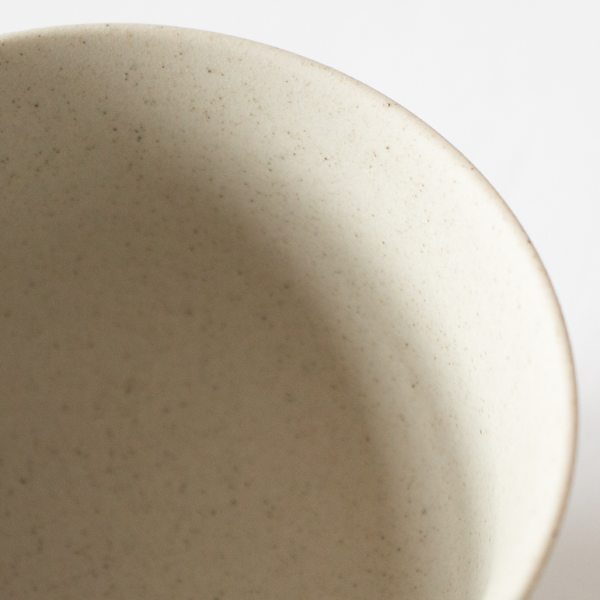 ヤキシメ:釉薬を使わず高温で焼き締めた仕上げで、表面はマット寄り。 ヤキシメ:釉薬を使わず高温で焼き締めた仕上げで、表面はマット寄り。