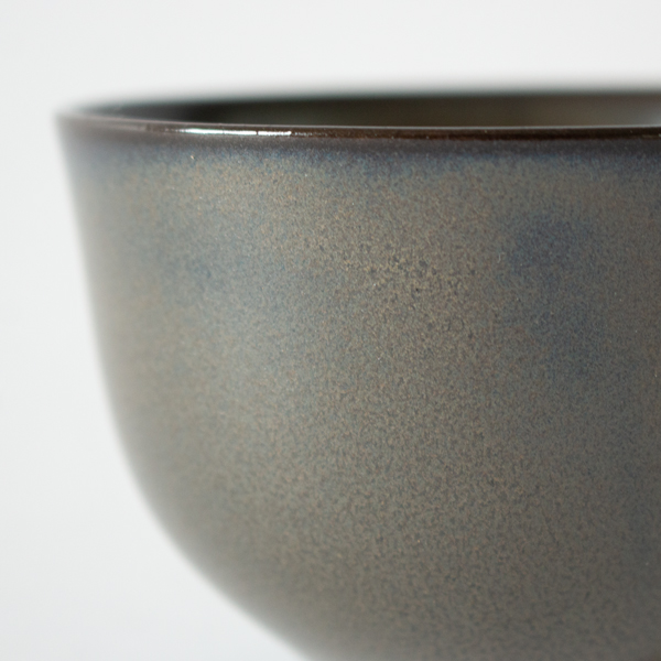 釉薬の濃淡によって生まれる一点一点の表情を魅力として捉えたデザイン。 釉薬の濃淡によって生まれる一点一点の表情を魅力として捉えたデザイン。