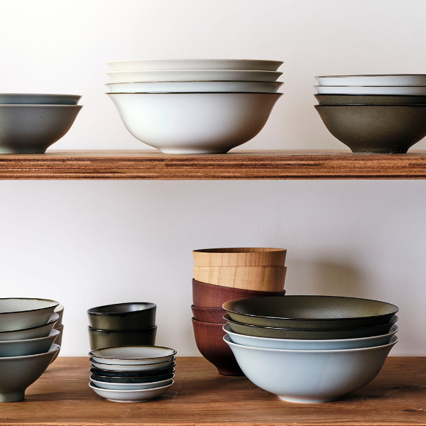 色違いや形違いで揃えても統一感のある食卓を作れます。