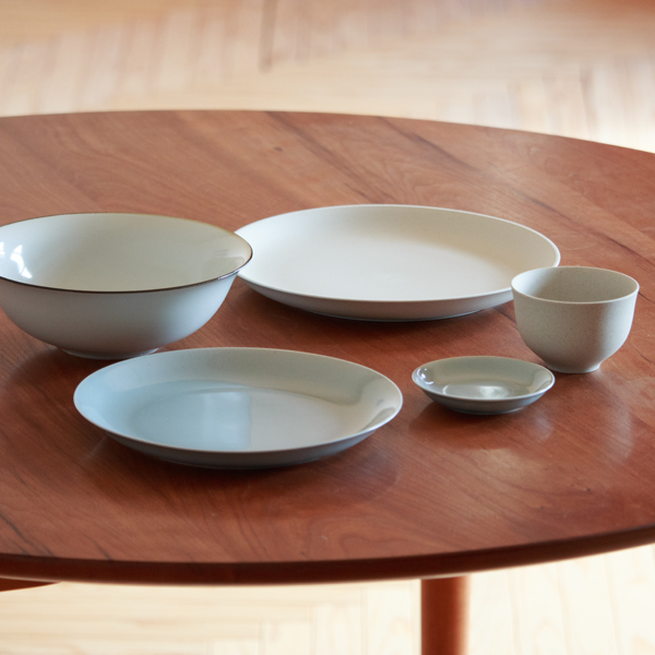 色違いや形違いで揃えても統一感のある食卓を作れます。
