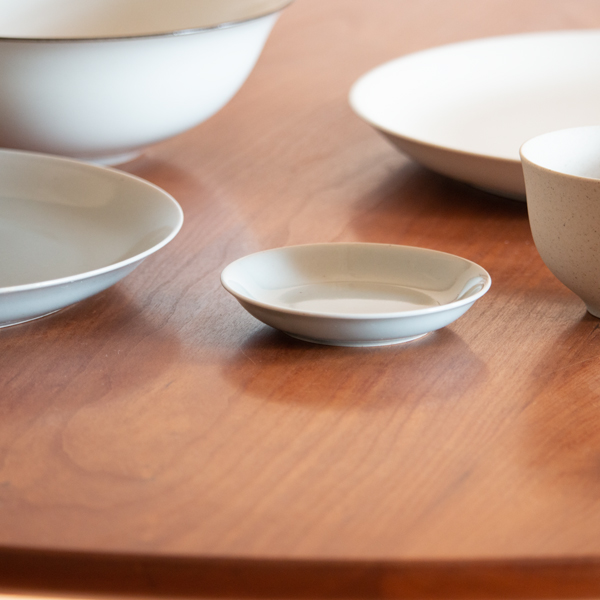 色違いや形違いで揃えても統一感のある食卓を作れます。