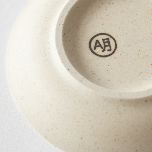 裏にロゴの刻印が入っています。