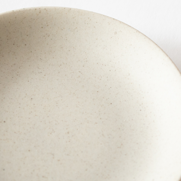 ヤキシメ：釉薬を使わず高温で焼き締めた仕上げで、表面はマット寄り。