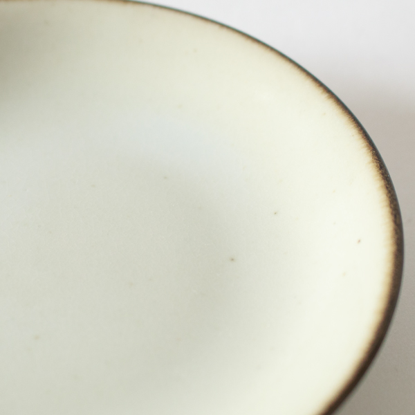 フチサビ：縁に鉄釉を施すことで口縁に濃いラインが出る仕上げ。