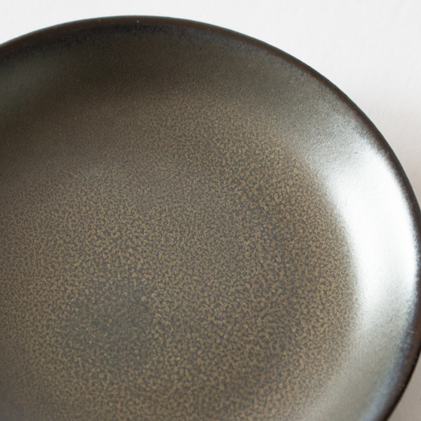 テンモク：鉄分を多く含む黒色の釉薬で、焼成中に結晶成分が反応し、表面に繊細な模様が現れるのが特徴。