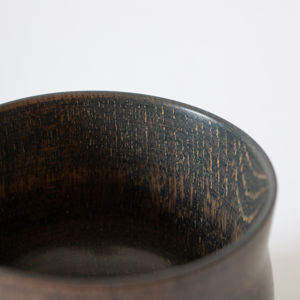 飲み口が広がっていて、口をつけやすい