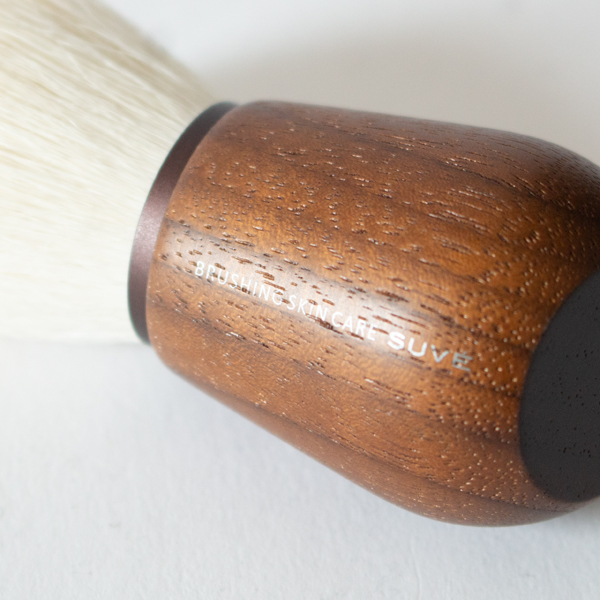 握りやすいウォールナット材