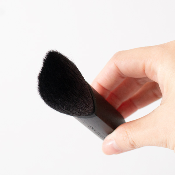 面でも点でも使える立体的な三角形(マルチフェイスブラッシュ)