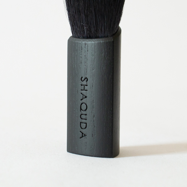 握りやすいアッシュ材(マルチフェイスブラッシュ)