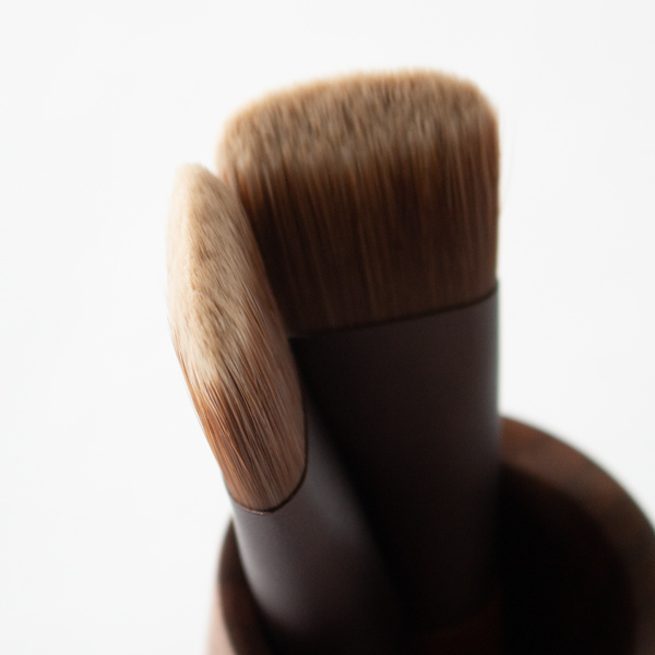 適度な圧で顔のリンパをケアします 適度な圧で顔のリンパをケアします