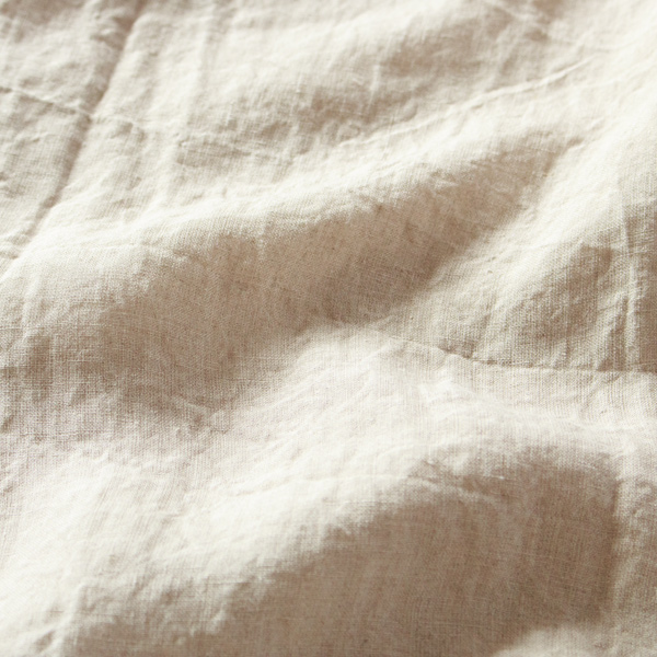 天然染めが施されたベルギーリネン100%の生地 天然染めが施されたベルギーリネン100%の生地