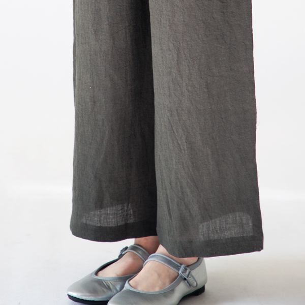 ストンとしたシルエット(身長160cm・CHARCOAL) ストンとしたシルエット(身長160cm・CHARCOAL)