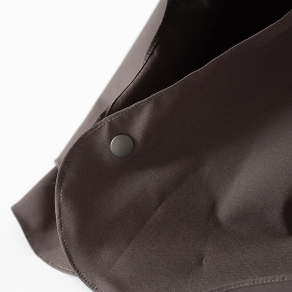 スナップで前でシェードを留めることができて完全対策