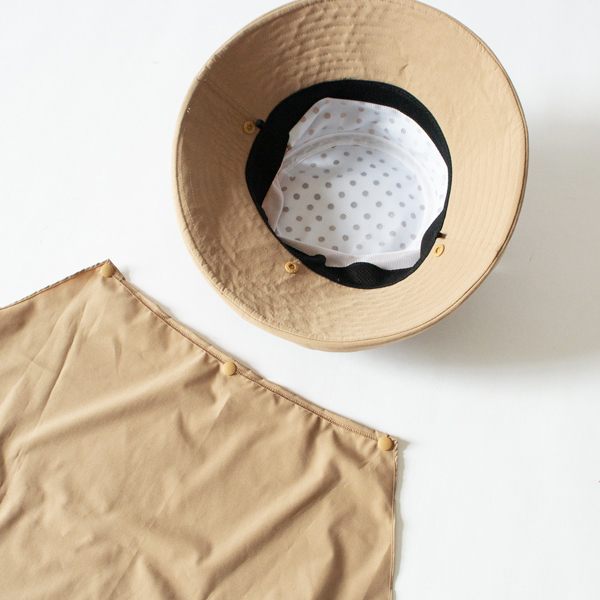 シェードはスナップで着脱