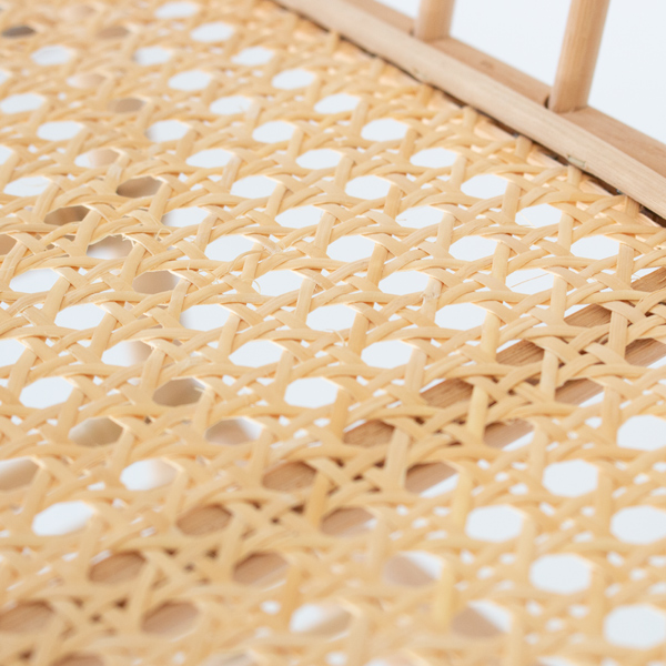 かごの底面はピシッと揃ったカゴメ編みと目積（めせき）編みで職人さんの技の正確さと美しさを感じる