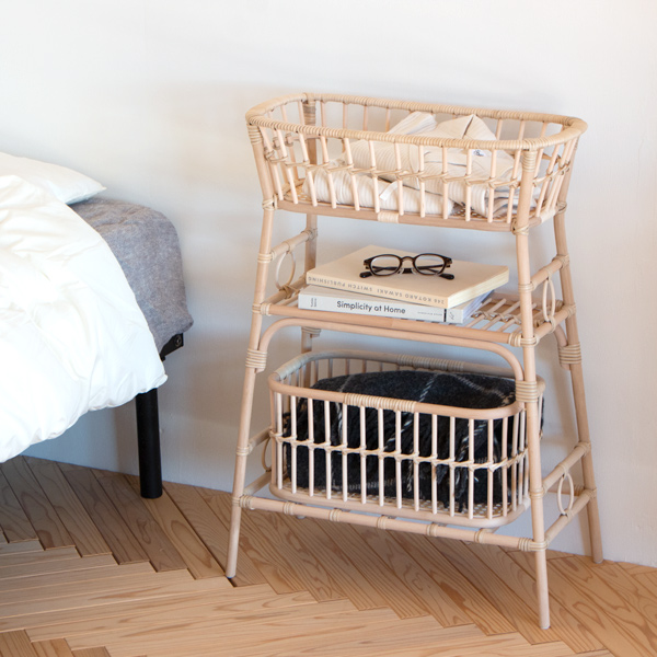 ベッドサイドの荷物置きに(Medium+追加かご)