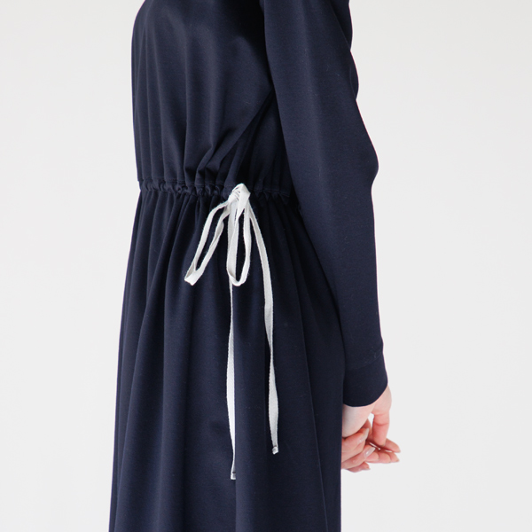 紐を絞ってギャザースタイルに(身長160cm・NAVY) 紐を絞ってギャザースタイルに(身長160cm・NAVY)