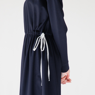 紐を絞ってギャザースタイルに(身長160cm・NAVY) 紐を絞ってギャザースタイルに(身長160cm・NAVY)