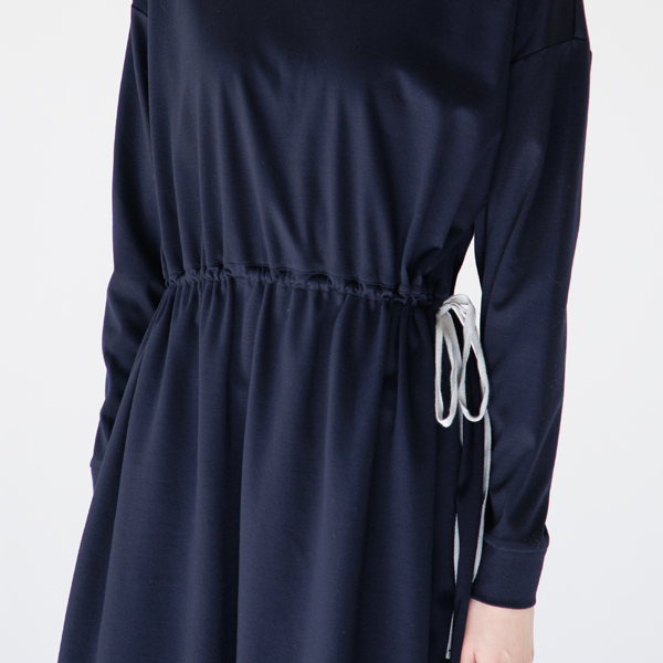 紐を絞ってギャザースタイルに(身長160cm・NAVY) 紐を絞ってギャザースタイルに(身長160cm・NAVY)